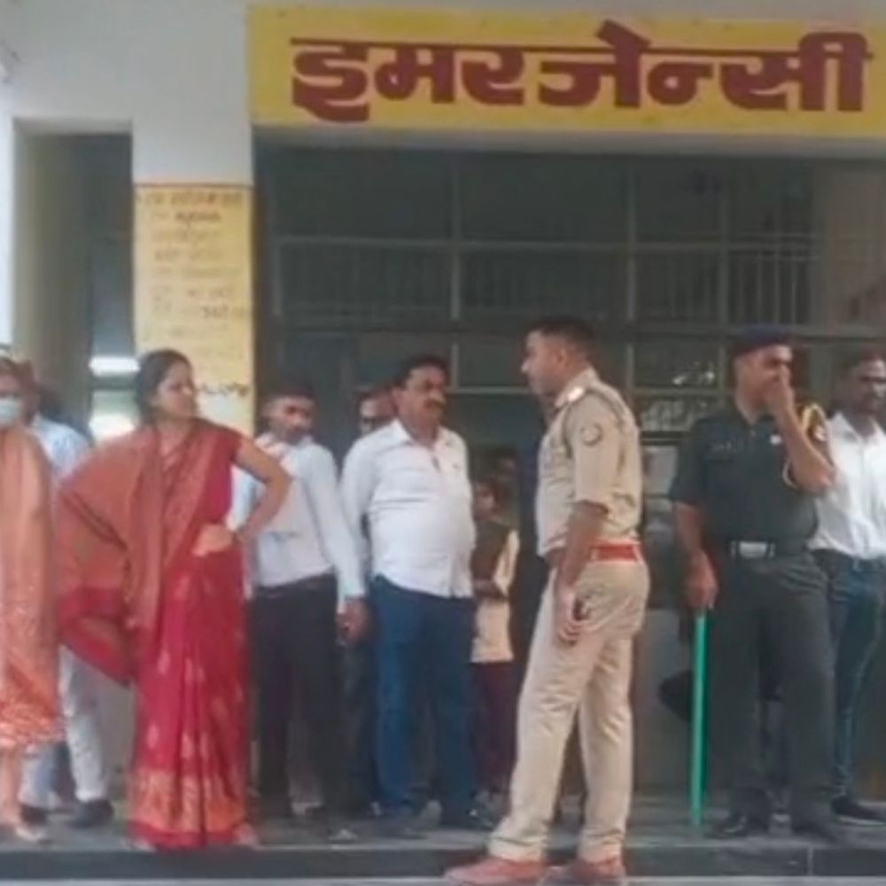 बलिया स्टेशन पर वकील की बिगड़ी तबीयत, मौत:जीआरपी जवानों ने सीपीआर दिया, घर जाने के लिए ट्रेन का इंतजार कर रहे थे