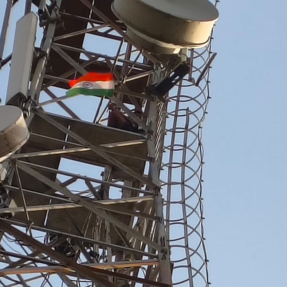 हाथ में तिरंगा लेकर टावर पर चढ़ा युवक, VIDEO:सुलतानपुर में SP चारू निगम से मिलने की मांग, नाली के विवाद में 2 घंटे से हाई-वोल्टेज ड्रामा जारी