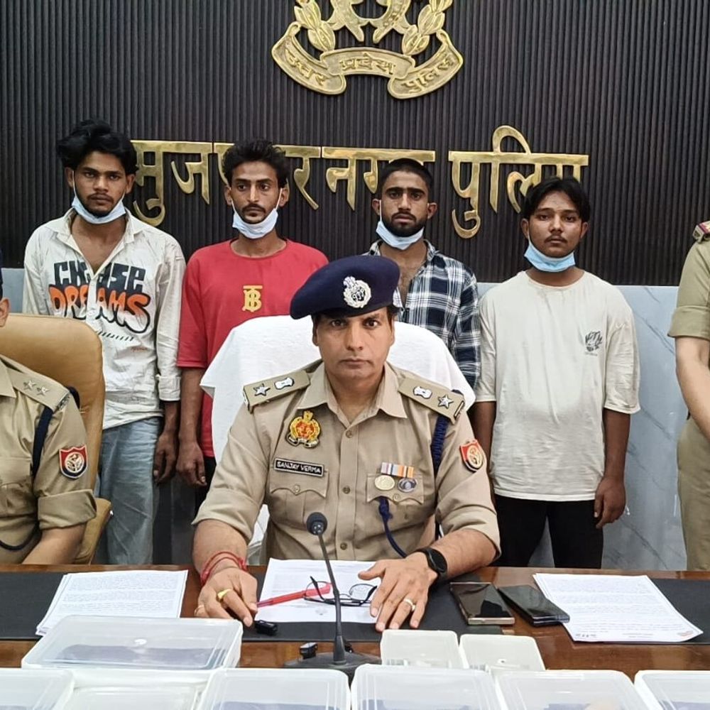 काली नदी पुल पर हथियारों का गैंग पकड़ा गया:4 तस्कर गिरफ्तार, पिस्टल-तमंचों की खेप बरामद; शहर में होती थी सप्लाई