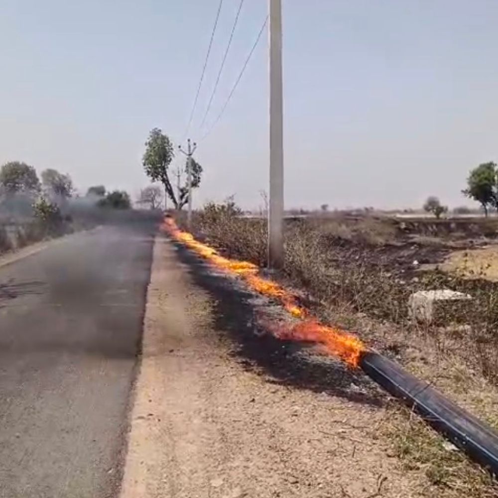 ललितपुर में पेयजल पाइपलाइन में लगी आग:400 मीटर पाइपलाइन जली, धुएं से दो बाइकें टकराईं