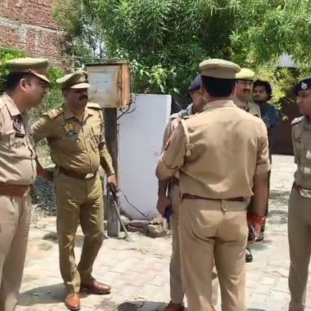 मैनपुरी में सड़क हादसे में 3 की मौत:ताऊ के अंतिम संस्कार में जा रहे थे भाई-बहन-बहनोई