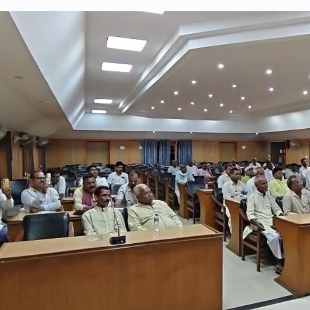 देवरिया में शिक्षकों ने बायोमैट्रिक उपस्थिति से छूट मांगी:बिजली-संसाधनों की कमी और प्रशिक्षण का अभाव बताया