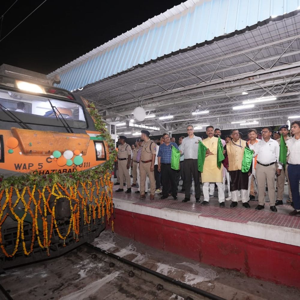 प्रयागराज में अमृत भारत एक्सप्रेस का हुआ स्वागत:DRM ने हरी झंडी दिखाकर मुंबई-पुणे यात्रा को बनाया आसान