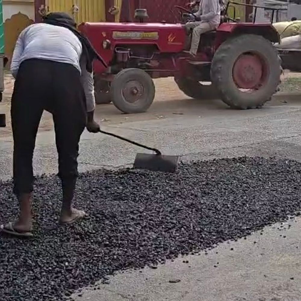 मुजफ्फरनगर में जौली रोड के गड्ढों की मरम्मत शुरू:दैनिक भास्कर की कवरेज के बाद PWD ने शुरू किया काम