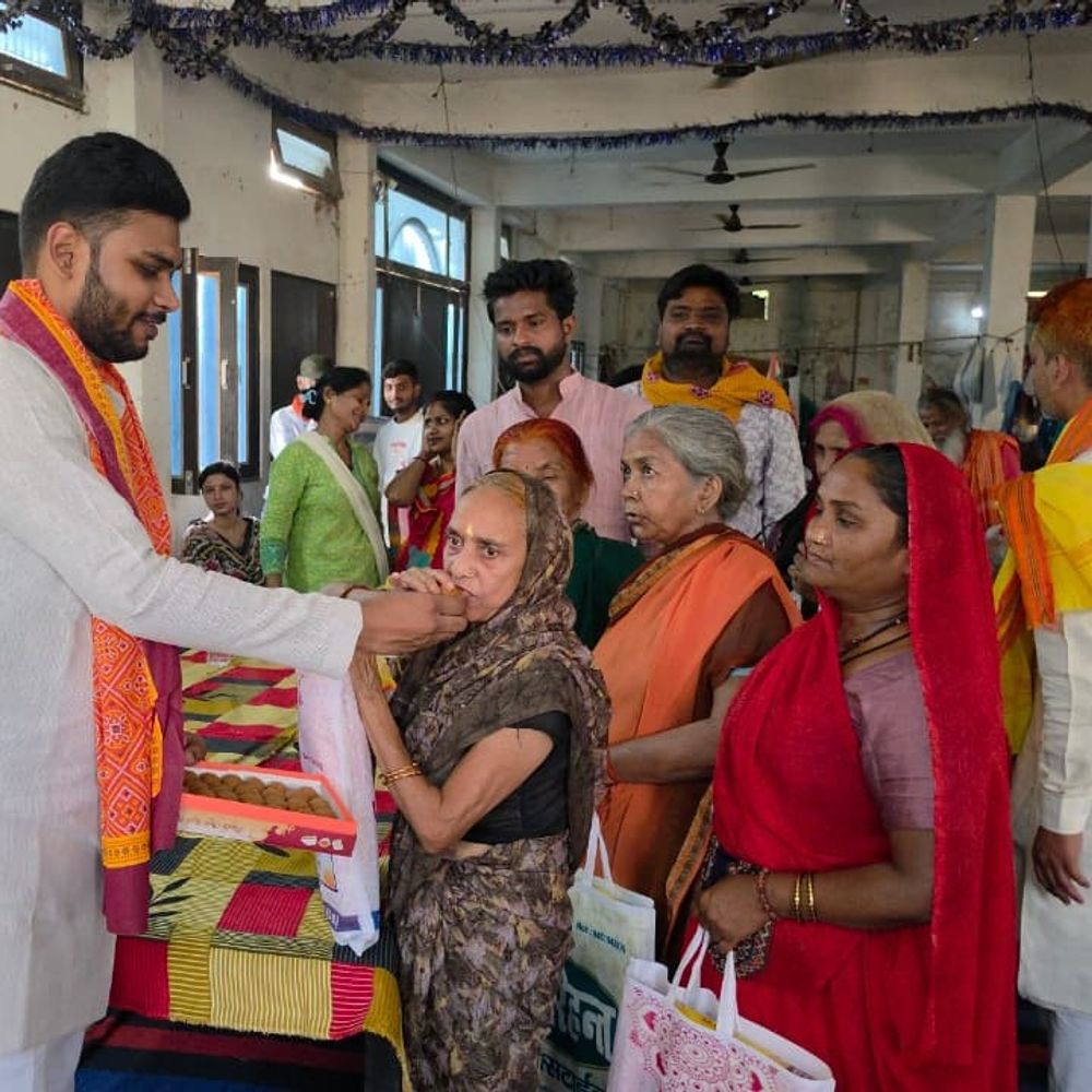 मंत्री अनुप्रिया पटेल का जन्मदिन वृद्धाश्रम में मनाया गया:बुजुर्गों को साड़ी और अंगवस्त्र बांटे गए, प्रदेश उपाध्यक्ष ने आशिर्वाद लिया