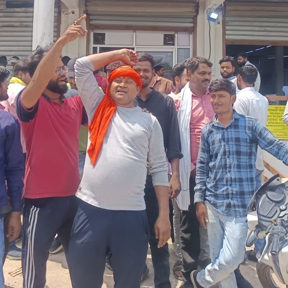 सुल्तानपुर में ईकार्ट डिलीवरी पार्टनर्स का प्रदर्शन:भुगतान में कटौती के खिलाफ न्यूनतम मजदूरी की मांग, प्रति पार्सल 10 से 12 का दे रहे भुगतान