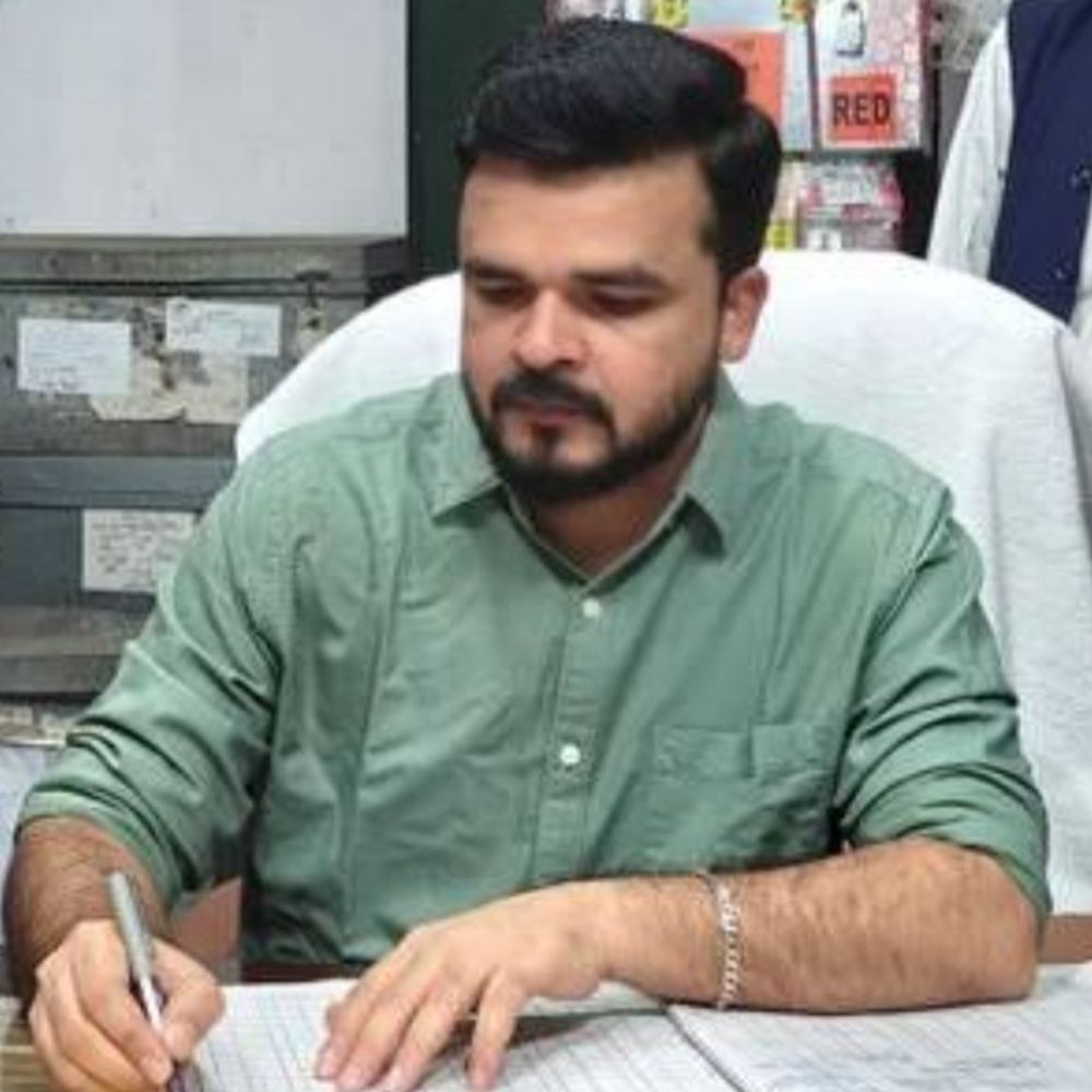 रामपुर में 33 पंचायत सहायकों की सेवाएं समाप्त:अनुपस्थित होने पर डीएम ने की कार्रवाई, कई बार जारी की गई थी नोटिस