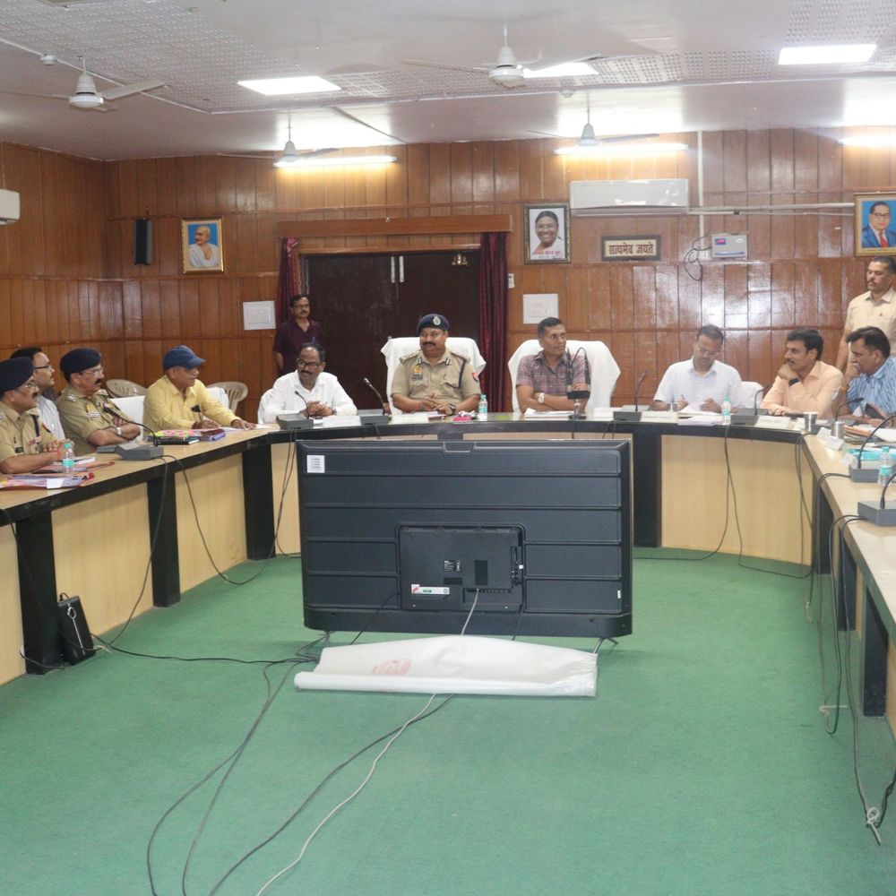 आजमगढ़ DIG और कमिश्नर की मंडलीय कानून समीक्षा बैठक:अपराधियों पर सख्ती के निर्देश, त्योहारों से पहले सुरक्षा कड़ी करने के आदेश