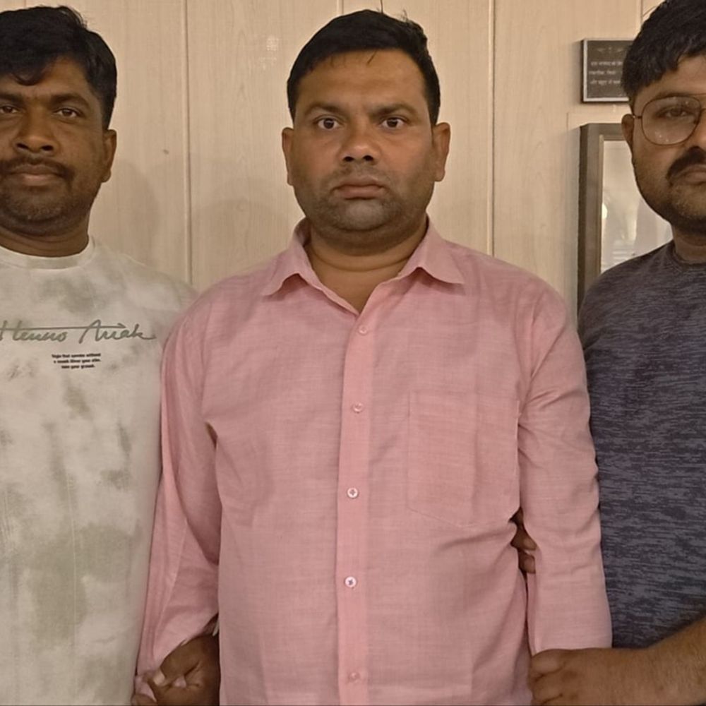 50 हजार की रिश्वत लेते रंगे हाथ पकड़ा गया स्टेनो:आजमगढ़ विश्वविद्यालय में मान्यता के नाम पर वसूली, 3 लाख की डील हुई थी