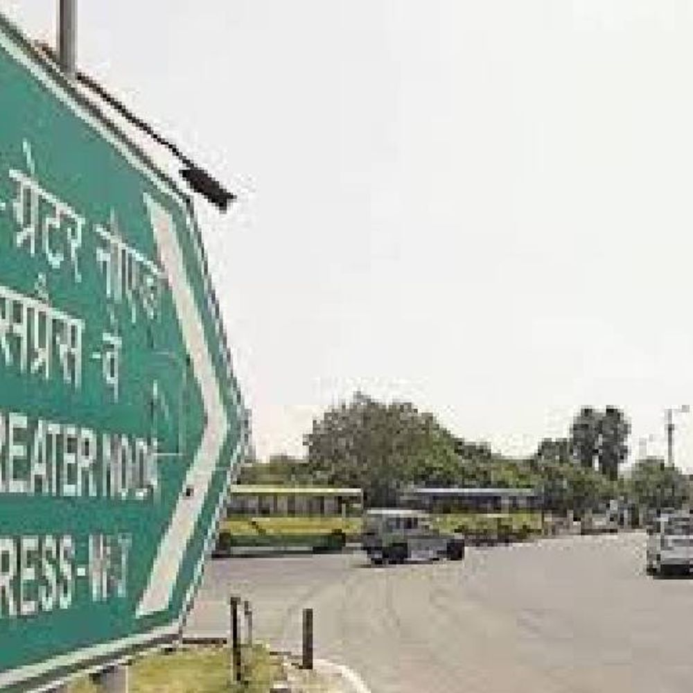 नोएडा एक्सप्रेसवे पर हादसों पर लगेगी लगाम:20 किमी सर्विस लेन के दोनों ओर लगेंगे क्रैश बैरियर, 43.12 करोड़ होंगे खर्च