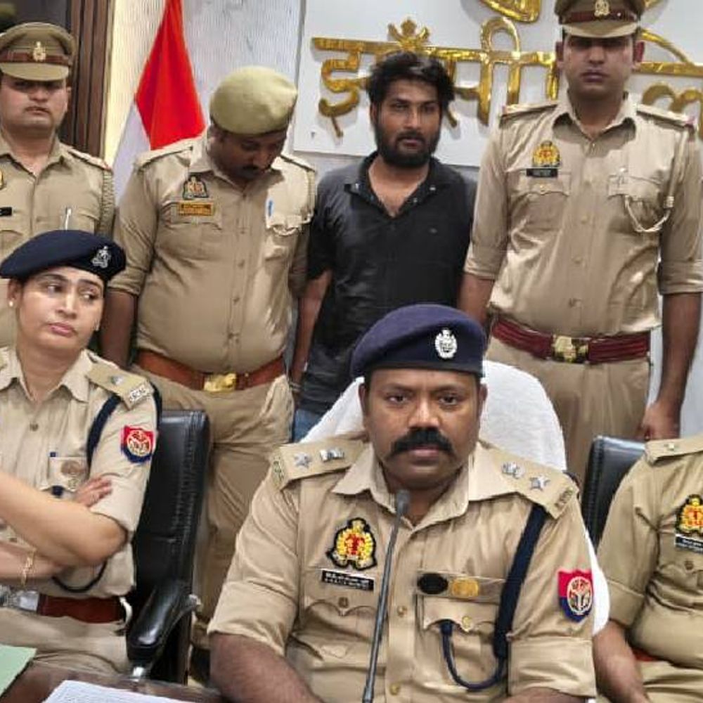 झांसी में IPL में सट्टा खिलाने वाला सटोरिया गिरफ्तार:7 वेबसाइट में 1.56 करोड़ के क्वाइंस मिले, 25 लाख कैश फीज, गैंग के 8 गुर्गों की तलाश