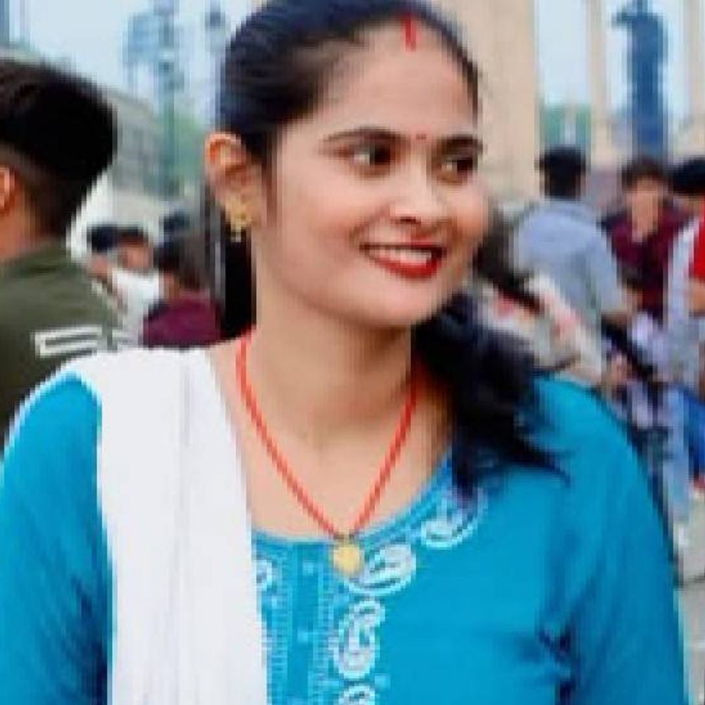 भाई की शादी में जा रही बहन की मौत:झांसी में बेकाबू कार ने बाइक को टक्कर मारी, पति और 3 साल का बेटा घायल