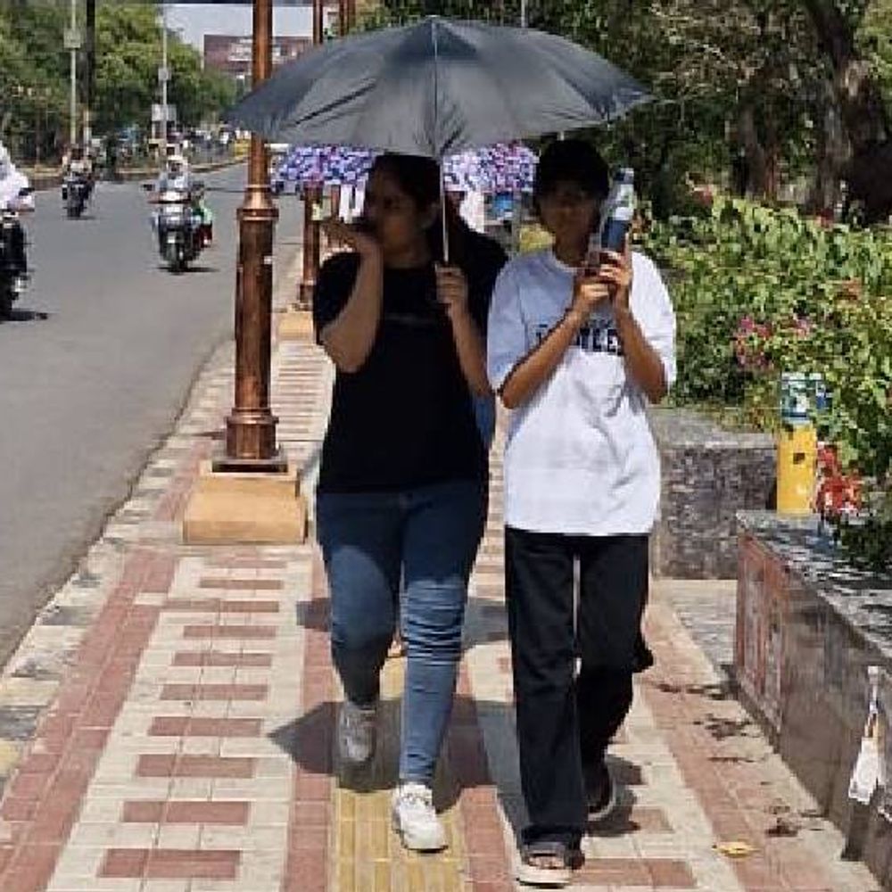 झांसी में बारिश के बाद धूप के दिखाए तेवर:चेहरे पर गमछा-दुपट्‌टा बांधकर निकले लोग, रात में 20 मिनट तक गिरा था पानी