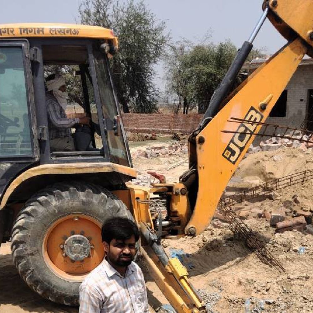 लखनऊ में प्रापर्टी डीलरों से हटाया गया कब्जा:सवा 5 करोड़ रुपए की जमीन कराई गई खाली, प्लाटिंग कर बेंचने की थी तैयारी