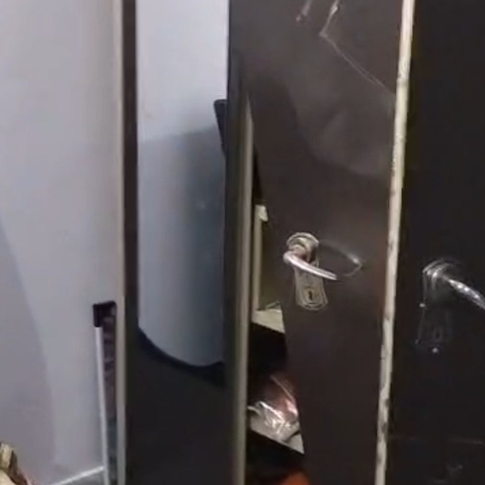 शेयर ट्रेडिंग व्यवसायी के घर 18 लाख की चोरी:दादी के निधन पर गांव गए थे, छत का जाल काटकर घुसे चोर