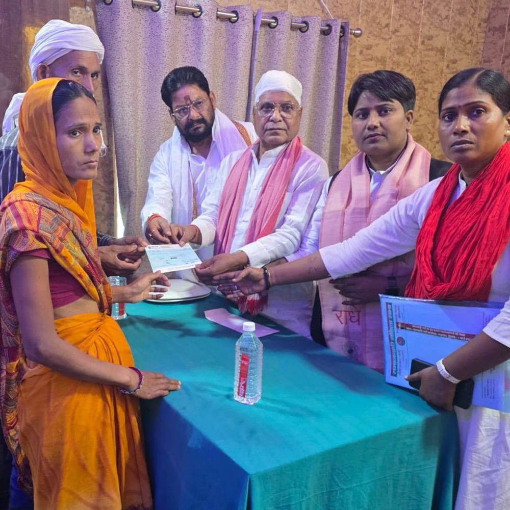 सपा-प्रतिनिधिमंडल ने पीड़ित परिवार को 5 लाख का चेक दिया:गाजीपुर में कटारिया गांव पहुंच पीड़ित परिवार से मिला, गांव पुलिस छावनी में तब्दील