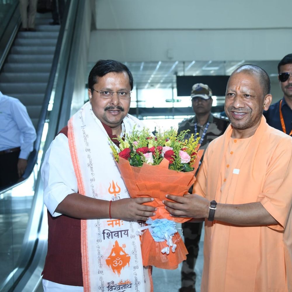 काशी में भाजपा के राष्ट्रीय अध्यक्ष नितिन नबीन का ग्रैंड-वेलकम:सीएम योगी ने एयरपोर्ट पर किया स्वागत, काशी विश्वनाथ तक जगह-जगह पुष्पवर्षा