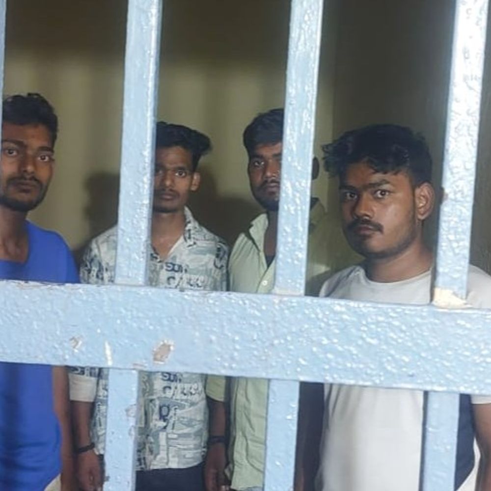 चलती बस में युवती से छेड़छाड़:आगरा पुलिस हुई एक्टिव, रास्ते में बस रोक आरोपियों को गिरफ्तार किया