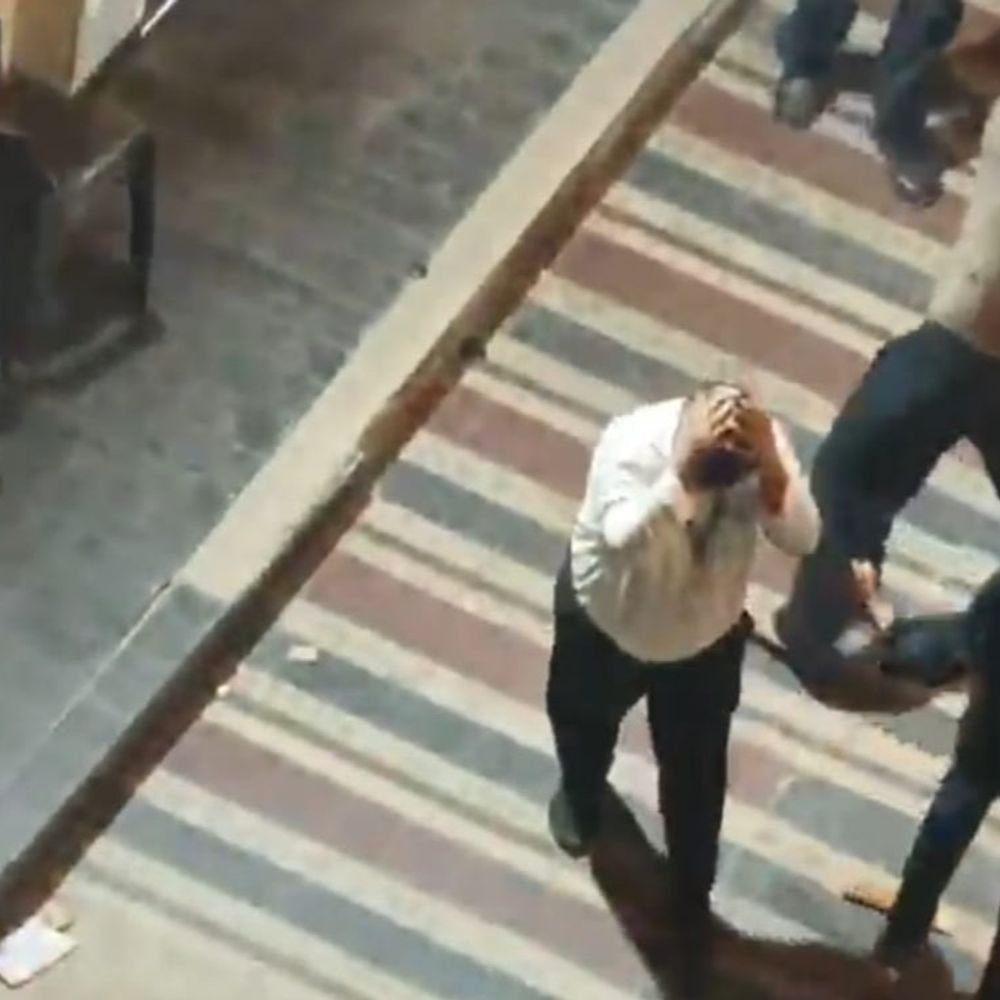 हजरतगंज ओमेक्स सिटी में गार्डों के साथ मारपीट:दबंगों ने लाठी-डंडो से किया हमला, दो लोग गंभीर घायल