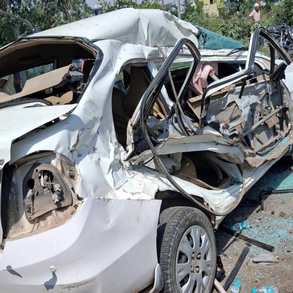 कुरुक्षेत्र सड़क हादसे में दंपती समेत तीन की मौत:  बेटा गंभीर, डिवाइडर से टकरा कर पलटी कार; दिल्ली से चंडीगढ़ जा रहे थे – Kurukshetra News