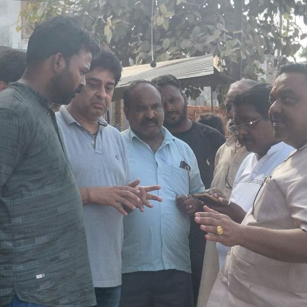 नगर निगम के खिलाफ व्यापारियों का प्रदर्शन:गढ़ रोड पर दुकानें टूटने के खिलाफ जताई नाराजगी