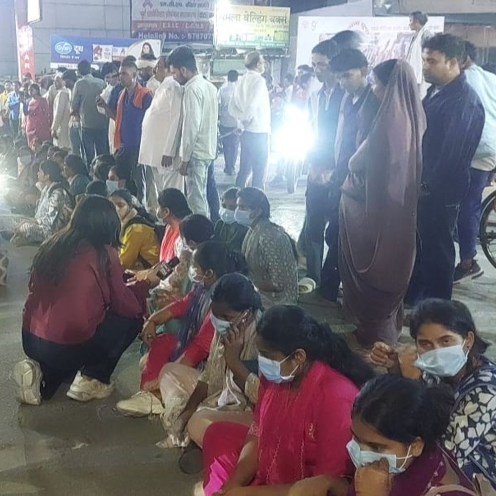 पीएम की जनसभा में बदइंतजामी से मेडिकल छात्राएं बेहोश:आयोजकों के खिलाफ जनआक्रोश दिखाकर लंका-कैंट मार्ग पर लगाया जाम, हंगामा-नारेबाजी