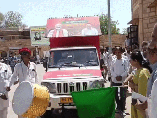 कलेक्टर बोलीं- योजनाओं का लाभ उठाएं, जागरूक बनें ग्रामीण:  खेती-पशुपालन की योजनाओं को घर-घर पहुंचाएगा ग्राम रथ, कलेक्टर ने दिखाई हरी झंडी – Jaisalmer News