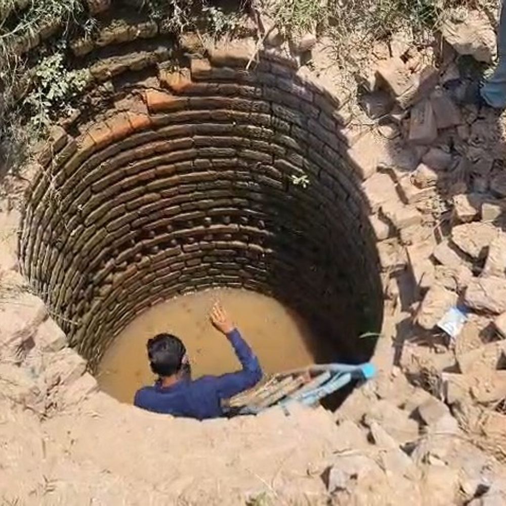 गौरेला में पानी का संकट, बैगा परिवार मजबूर:कुएं से जहरीला कीचड़ वाला पानी पीकर बुझा रहे प्यास