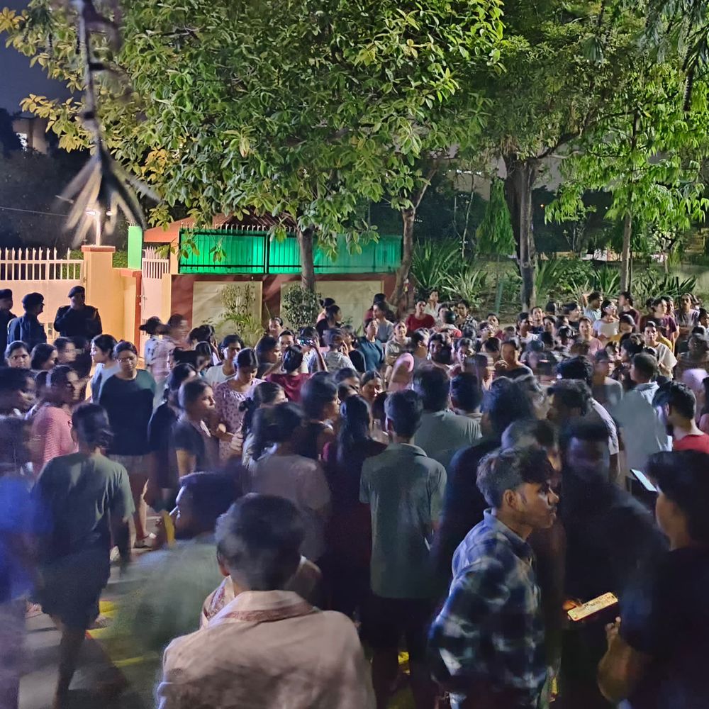 BBAU - छात्रा की मौत से नाराज स्टूडेंट्स का हंगामा:कुलपति आवास का किया घेराव, हॉस्टल के खाने से बिगड़ी थी तबीयत