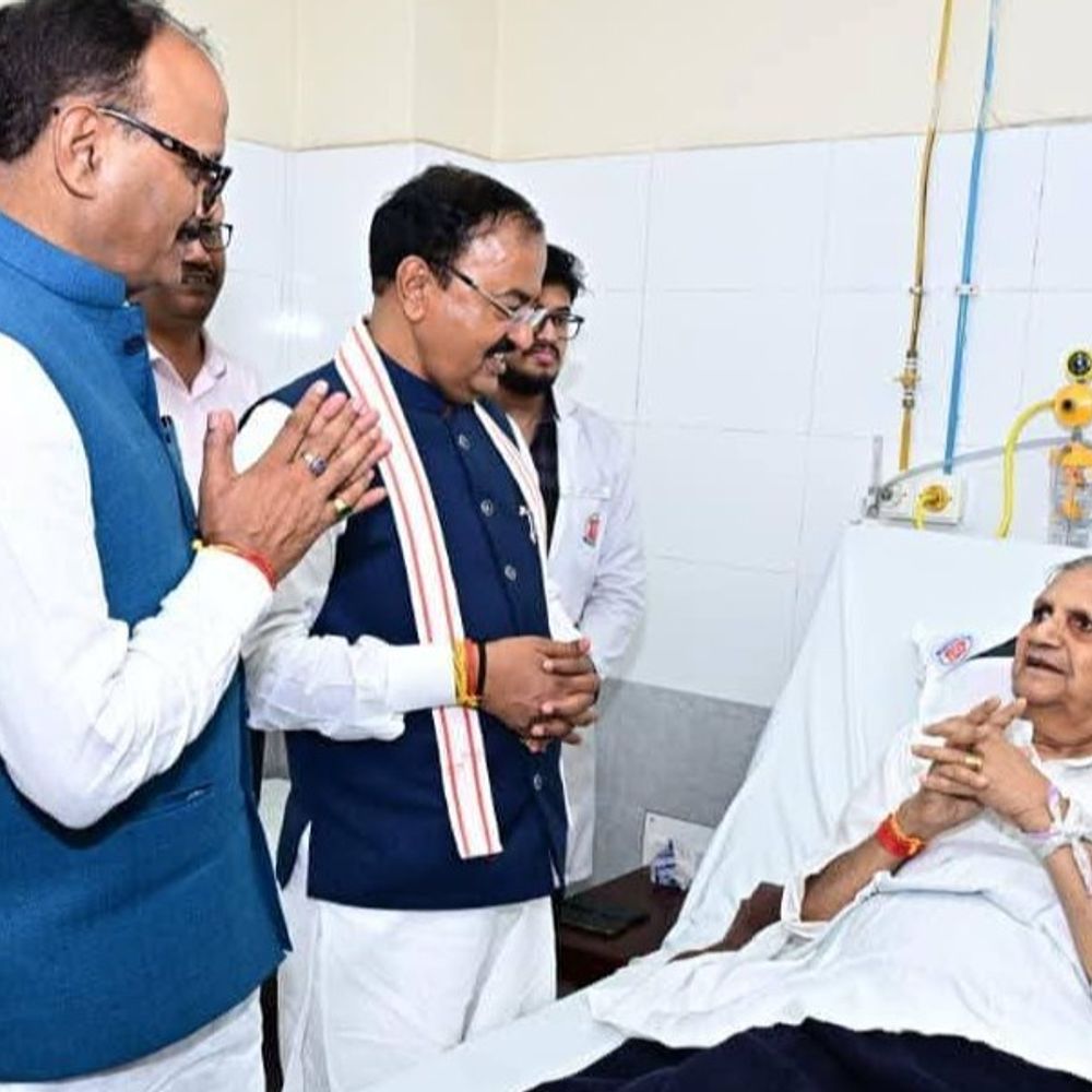 KGMU में पूर्व मंत्री से मिले दोनों उपमुख्यमंत्री:ब्रजेश पाठक के साथ केशव मौर्य ने जाना हाल, डॉक्टरों से ली इलाज की जानकारी