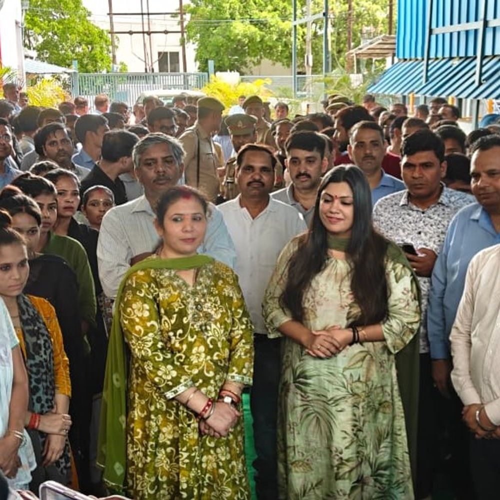 ग्रेटर नोएडा में डीएम ने किया फैक्ट्री निरीक्षण:सीट बेल्ट बनाने वाले श्रमिकों की सराहना, मेडिकल कैंप में स्वास्थ्य सुविधाओं का लिया जायजा