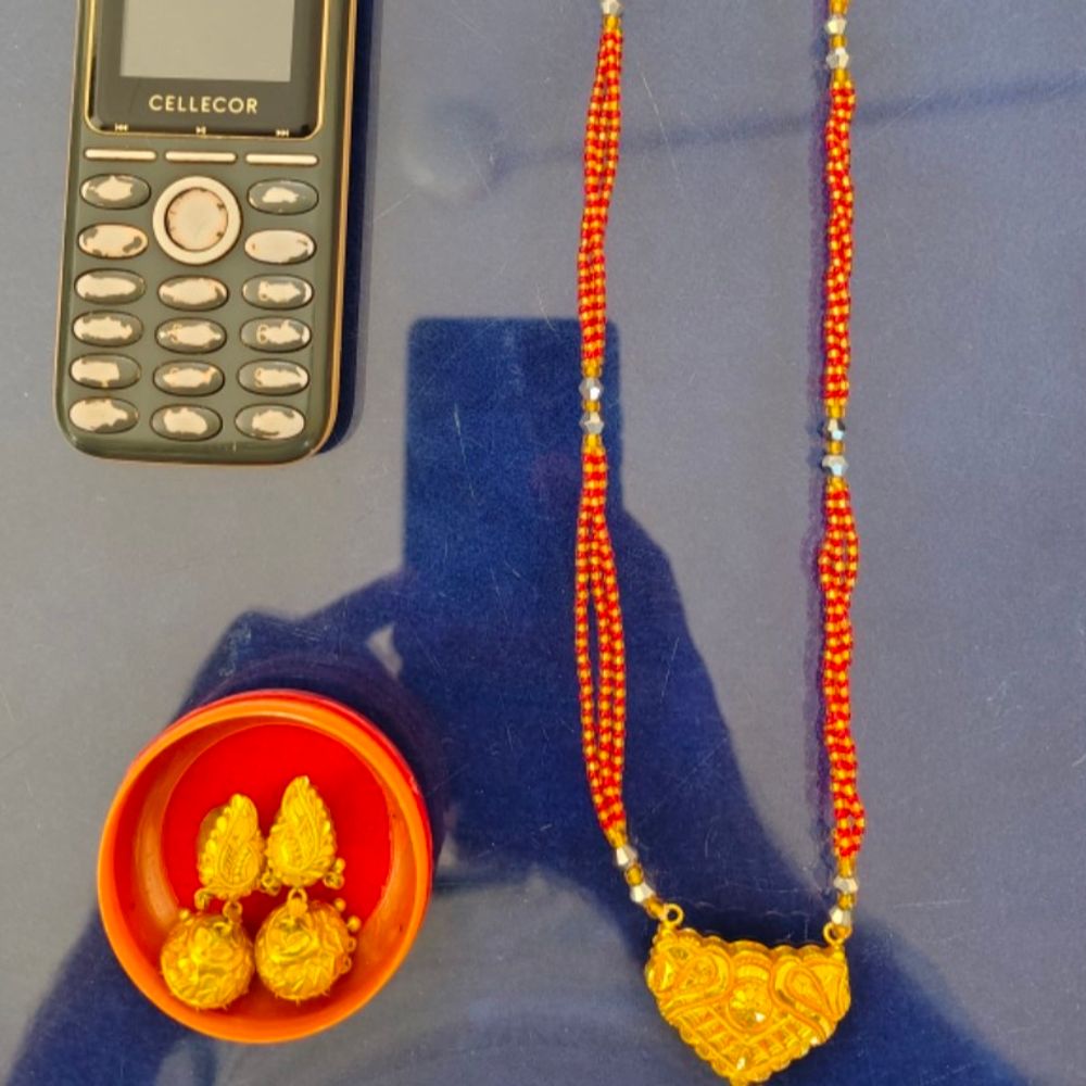 RPF को लावारिस बैग में मिले लाखों के जेवर:फर्रुखाबाद में प्रतापगढ़ जा रहे परिवार को स्टेशन पर लौटाया गया सामान