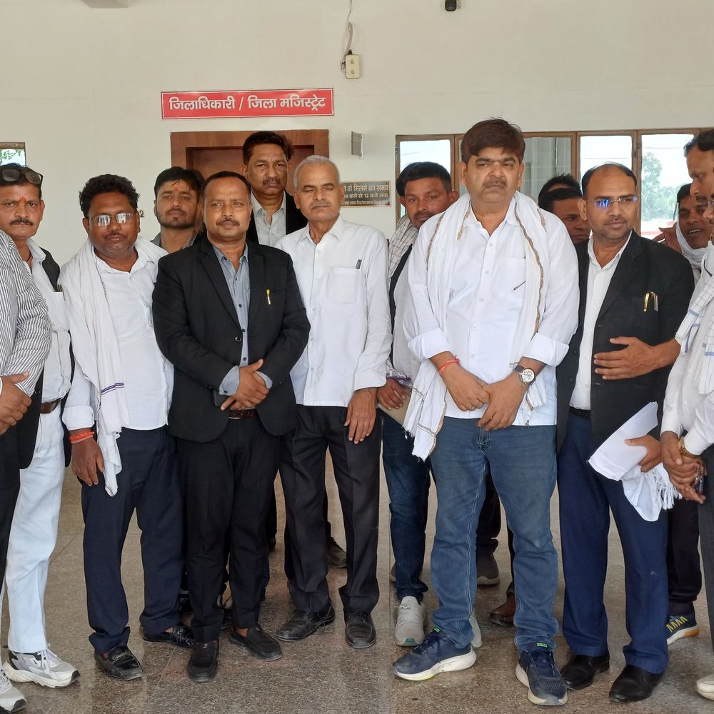 चंदौली में वकील डीएम से मिले:नौगढ़ तहसील के लेखपाल पर कार्रवाई की मांग, आंदोलन की चेतावनी दी