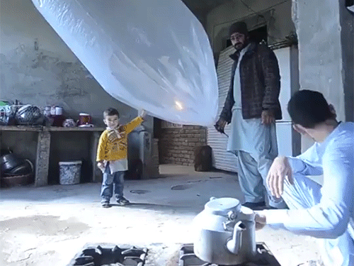पाकिस्तान में गुब्बारों में गैस भरकर खाना बना रहे लोग:  LPG-तेल की किल्लत की वजह से लोग मजबूर, एक्सपर्ट बोले- ये चलता-फिरता बम जैसा