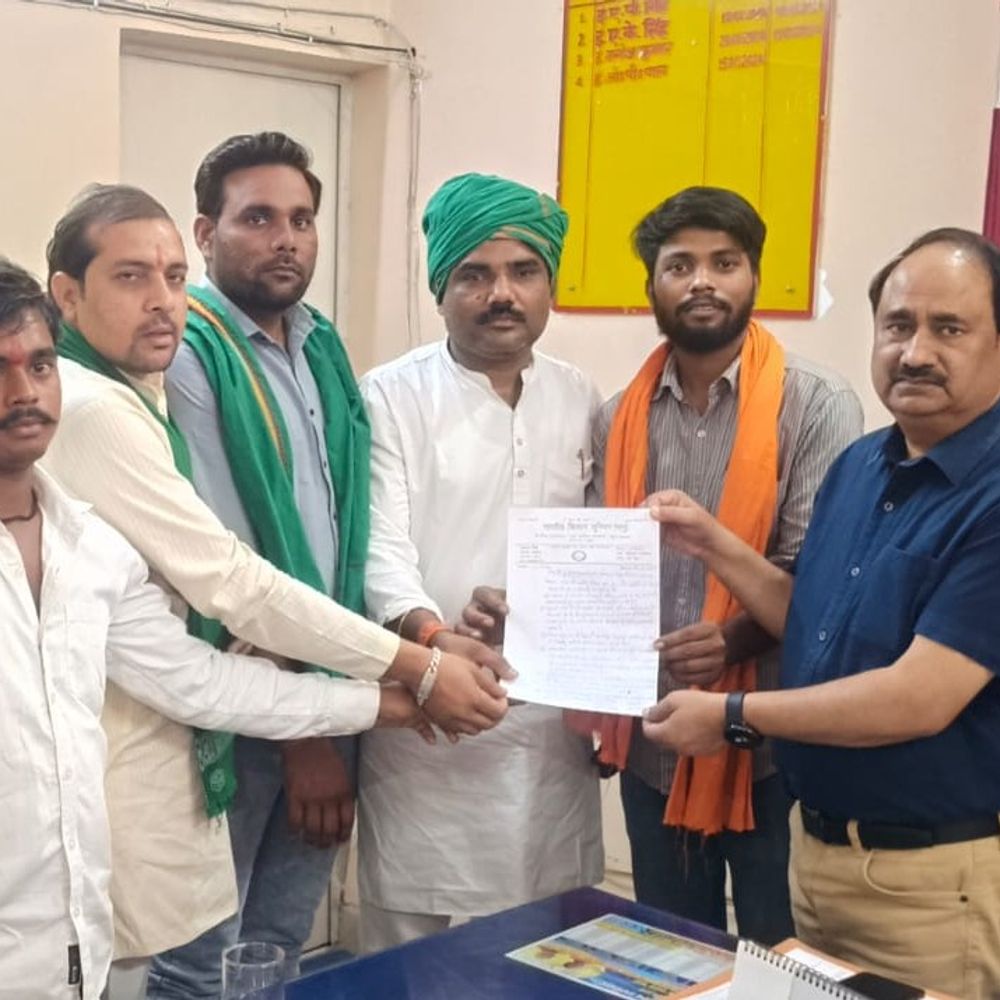 अघोषित बिजली कटौती से किसान नाराज, बिजली घर का घेराव:अधिकारियों के आश्वासन पर माने, जल्द सुधार का किया वादा