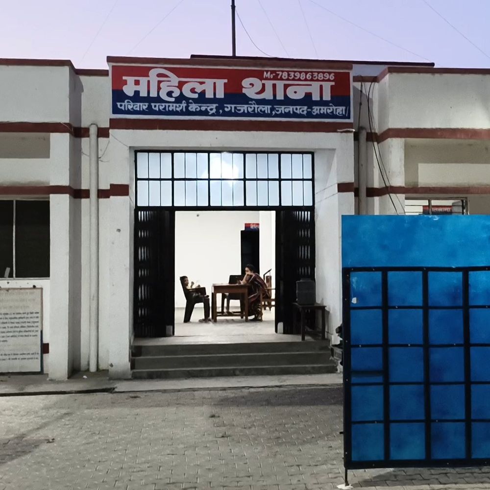 महिला दरोगा का वीडियो वायरल करने वाला सिपाही निलंबित:अमरोहा में ड्यूटी पर तबीयत बिगड़ने पर बनाया था वीडियो