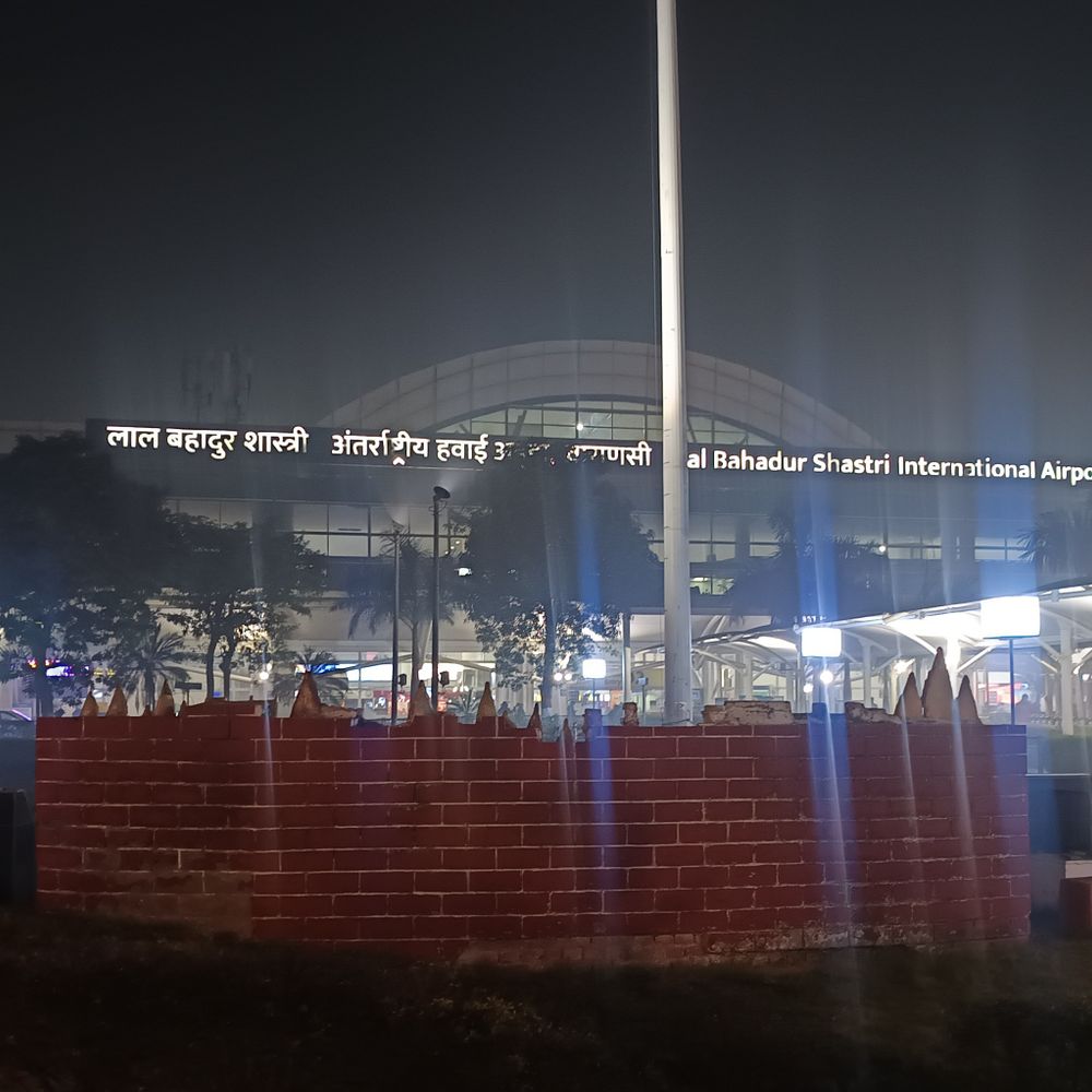 वाराणसी में खराब मौसम से तीन विमान डायवर्ट:स्पाइसजेट, एयर इंडिया, अकासा की उड़ानें रांची और लखनऊ भेजी गईं