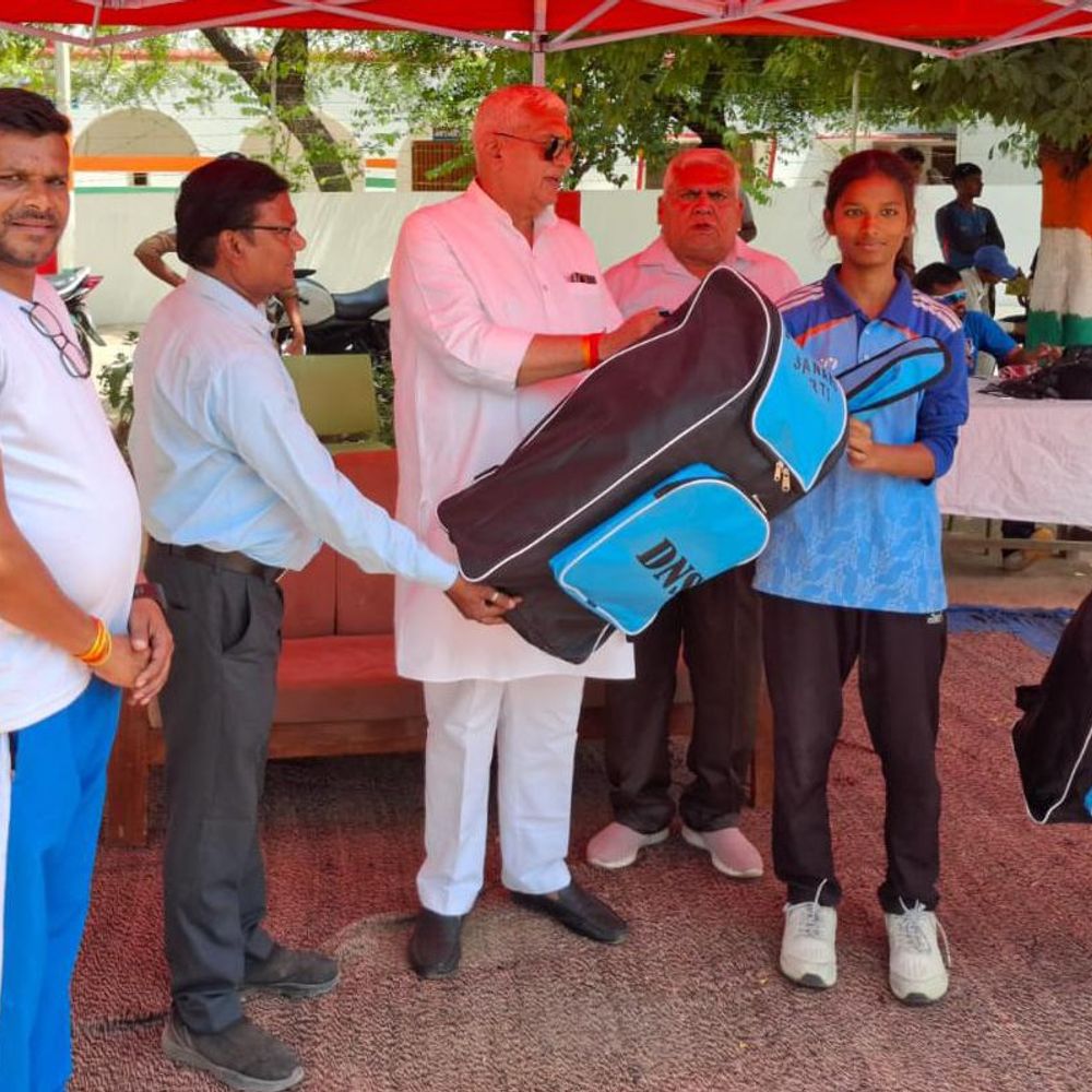 कालपी की महिला क्रिकेटरों को विधायक ने दी किट:एक खिलाड़ी का जोनल ट्रायल में चयन, महिला क्रिकेट खिलाड़ियों को सम्मानित किया