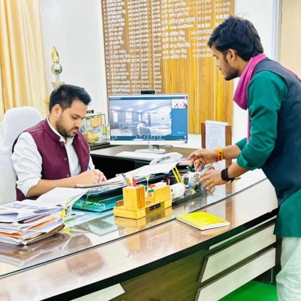 सोनभद्र में जर्जर रेणुका नदी पुल की मरम्मत की मांग:समाजवादी युवजन सभा ने जिलाधिकारी को सौंपा ज्ञापन