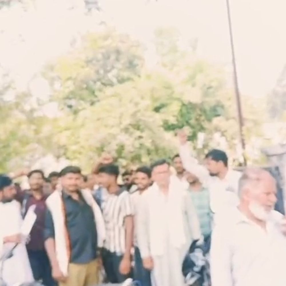 बहराइच में बिजली कटौती से नाराज लोगों का प्रदर्शन:फखरपुर उपकेंद्र पर नारेबाजी कर व्यवस्था में सुधार की मांग