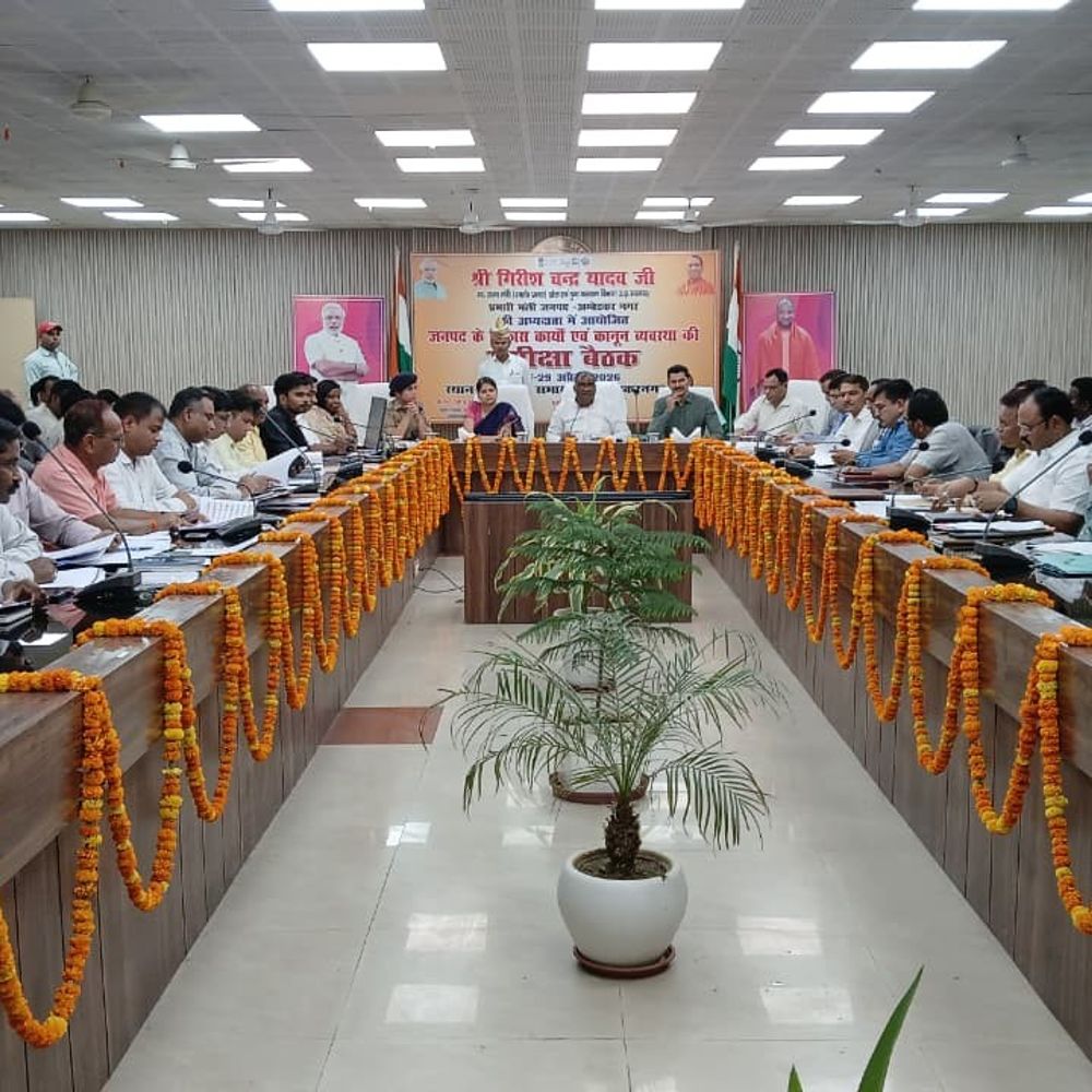 विकास कार्यों को लेकर राज्यमंत्री ने की समीक्षा बैठक:गिरीश चंद्र ने फसल बीमा योजना को लेकर किसानों को जागरूक करने के दिए निर्देश