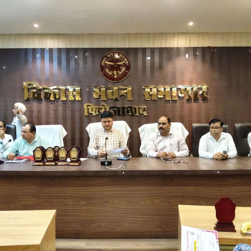 फिरोजाबाद में यूपी बोर्ड के टॉप-10 छात्र सम्मानित:मुख्य विकास अधिकारी ने प्रमाण पत्र, शील्ड देकर बढ़ाया हौसला