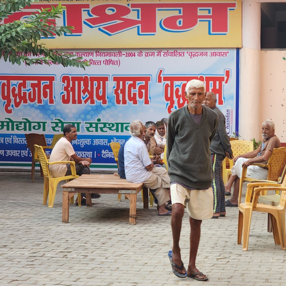 वृद्धाश्रमों के 2493 बुजुर्गों को योगी सरकार ने कराया तीर्थाटन:राष्ट्रपति भवन और महाकुंभ की सैर कराई, वरिष्ठ नागरिकों के सम्मान के लिए विशेष अभियान