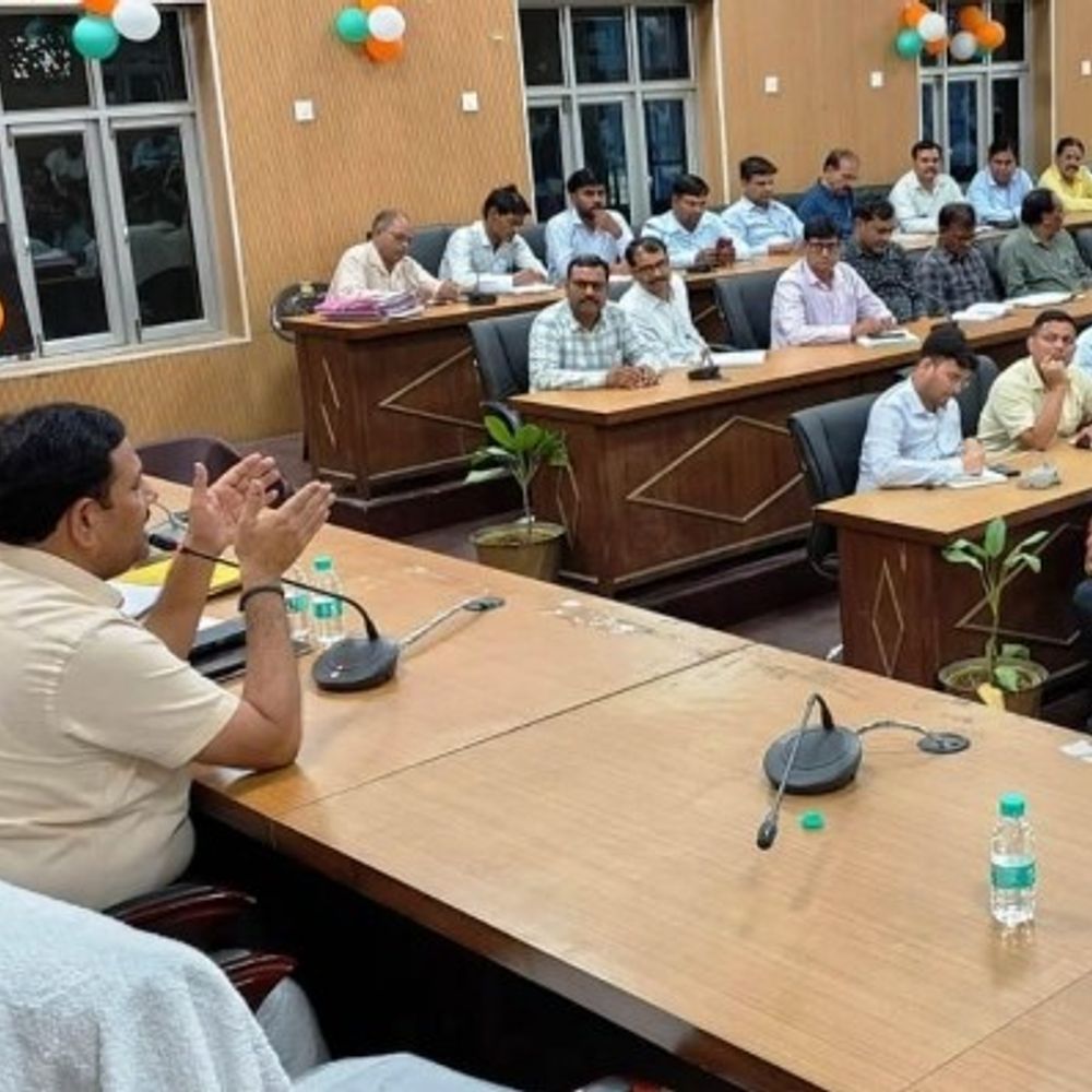 डीएम का 'मिशन समाधान' मॉडल लागू:मैनपुरी में कब्जे पर सख्ती, मौके पर होगी नाप जोख; गांव-गांव निपटेंगे जमीन विवाद