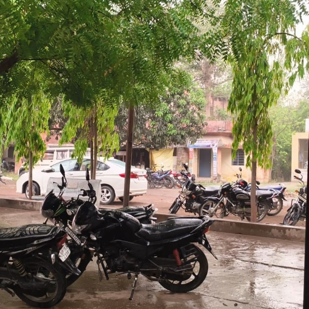 उन्नाव में बारिश से गेहूं की फसल को हुआ नुकसान:आधे घंटे हुई बारिश, ओले गिरे; तापमान में आई गिरावट