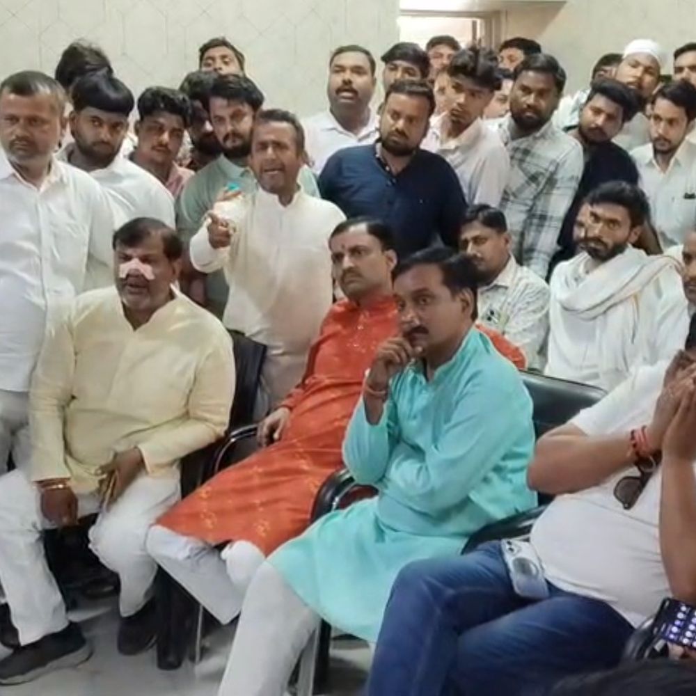 टूंडला टोल पर मारपीट के विरोध में हंगामा:एसपी सिटी के समझाने पर शांत हुआ मामला, मैनेजर को मौके पर बुलाया गया