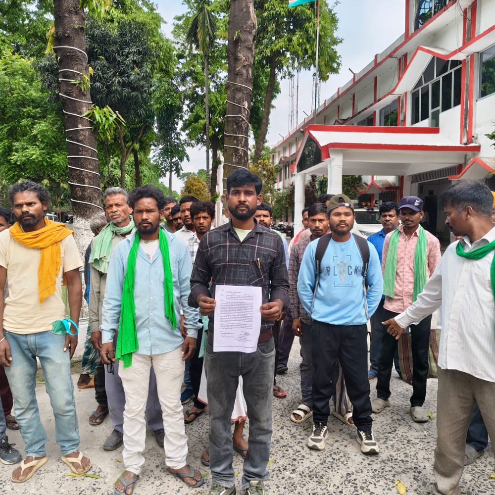 बुढ़नई में 45 साल से बसे भूमिहीन आदिवासी:जिलाधिकारी से सरकारी जमीन की बंदोबस्ती की मांग