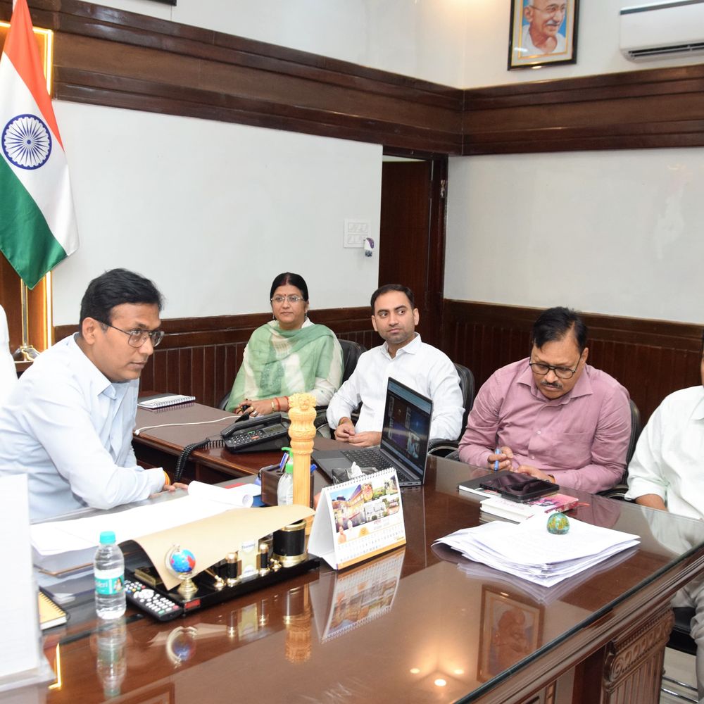 कृषक दुर्घटना बीमा योजना में लापरवाही पर डीएम सख्त:लखीमपुर में पात्र किसानों को हर हाल में मिले योजना का लाभ