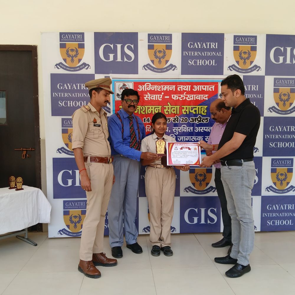 अग्निशमन सप्ताह के विजेताओं को किया गया सम्मानित:फर्रुखाबाद में विद्यालय प्रतियोगिताओं के विजेता छात्र-छात्राएं पुरस्कृत