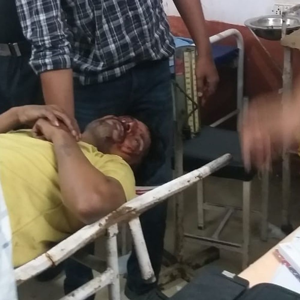 कप्तानगंज में ट्रैक्टर-टैम्पू-बाइक की भिड़ंत, 5 घायल:3 की हालत गंभीर, मेडिकल कॉलेज रेफर